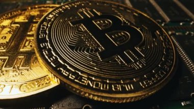 Altın Bitcoin 'in mikroçipteki fiziksel versiyonu.