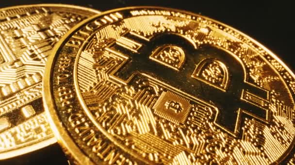 Μακροσκοπική Άποψη Του Χρυσού Bitcoin Μικροτσίπ — Αρχείο Βίντεο