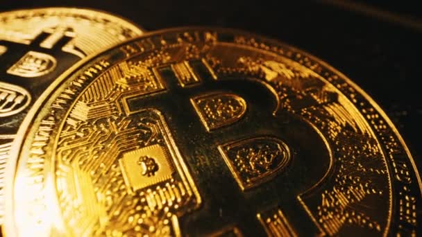 Macro View Golden Bitcoin Microchip — Vídeo de Stock