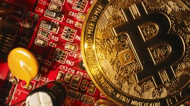 Versión Física Bitcoin Dorado Microchip — Vídeo de stock