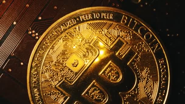 Macro View Golden Bitcoin Microchip — стоковое видео