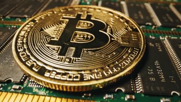 Versiunea Fizică Bitcoin Auriu Microcip — Videoclip de stoc