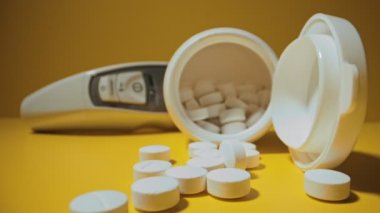 Termometre ve beyaz haplar..