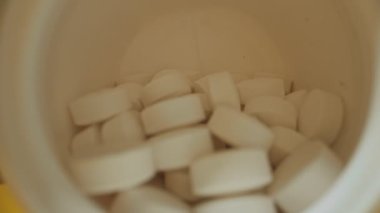 Termometre ve beyaz haplar..