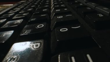 Siyah bir Rus-İngiliz klavyesinin üzerinde kamera var..