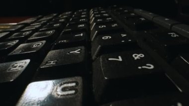 Siyah bir Rus-İngiliz klavyesinin üzerinde kamera var..