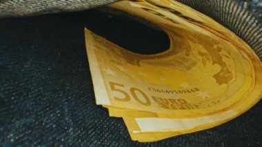 Kotun arka cebinde euro banknotları.