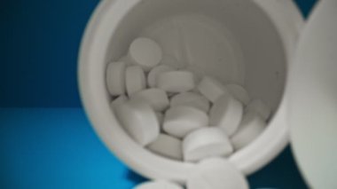 Bir sürü beyaz hap..