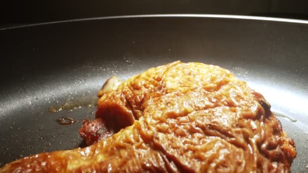 Fried Chicken Leg Frying Pan — Stock Video