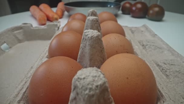 Συσκευασία Ακατέργαστων Αυγών Στο Τραπέζι Της Κουζίνας — Αρχείο Βίντεο