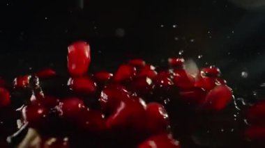 Düşen nar ve meyve tohumları. Güçlü antioksidan..