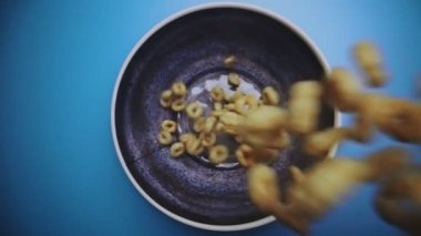 Bal gevreği yuvarlakları kaseye düşüyor.