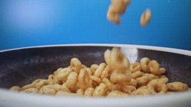 Bal gevreği yuvarlakları kaseye düşüyor.