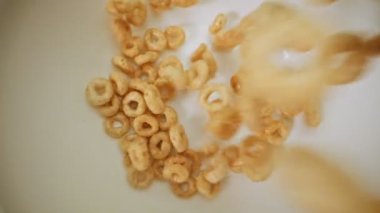 Bal gevreği yuvarlakları kaseye düşüyor.