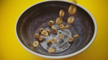 Bal gevreği yuvarlakları kaseye düşüyor.