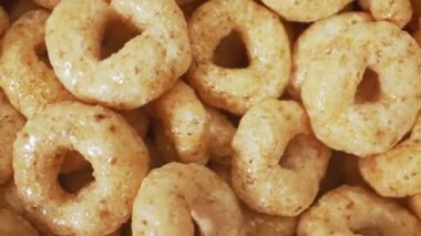 Mısır gevreği yuvarlaklarının kasedeki makro görüntüsü.