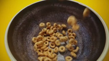 Bal gevreği yuvarlakları kaseye düşüyor.