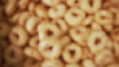 Mısır gevreği yuvarlaklarının kasedeki makro görüntüsü.