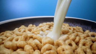 Yuvarlak bal gevreğiyle sütü kaseye dök.