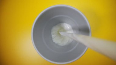 Bardağa süt dökerek. Üst görünüm.