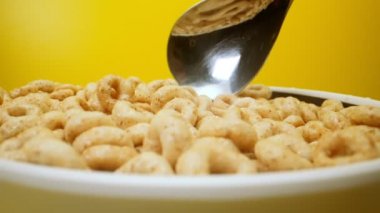 Gevrek çemberli kase. Sağlıklı kahvaltı ya da atıştırmalık.