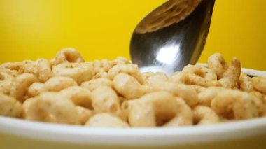 Gevrek çemberli kase. Sağlıklı kahvaltı ya da atıştırmalık.