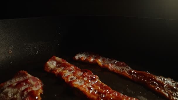 Vue Rapprochée Des Tranches Bacon Dans Poêle — Video