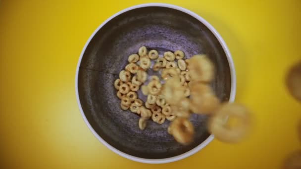 蜂蜜麦片掉进碗里 — 图库视频影像