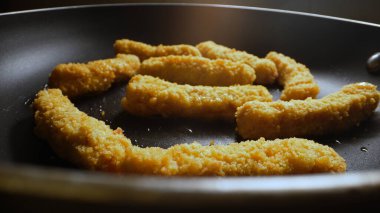 Tavuk külçeleri tavada kızarıyor..