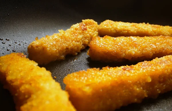 鍋で炒める鶏のナゲット — ストック写真