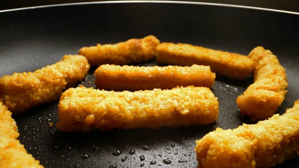 Tavuk külçeleri tavada kızarıyor..