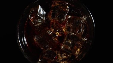 Buzlu bir bardak kola..