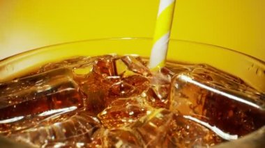 Buzlu bir bardak kola..