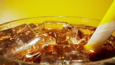 Buzlu bir bardak kola..