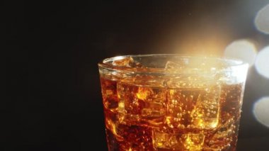 Buzlu bir bardak kola..