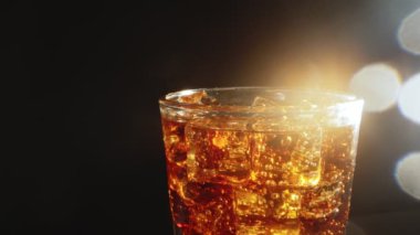 Buzlu bir bardak kola..