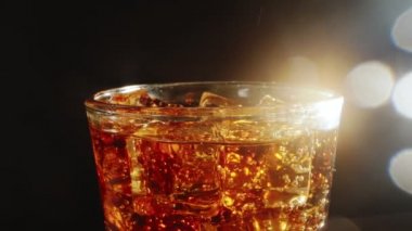 Buzlu bir bardak kola..