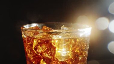 Buzlu bir bardak kola..