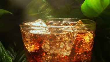 Buzlu bir bardak kola..