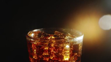 Buzlu bir bardak kola..