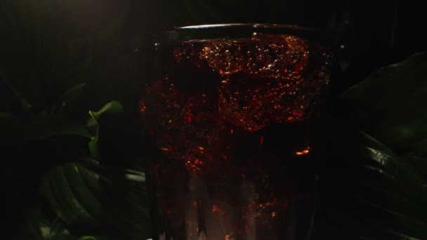 Ένα Ποτήρι Κόκα Κόλα Παγάκια — Αρχείο Βίντεο