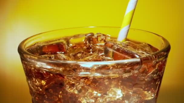 Copa Cola Con Cubitos Hielo — Vídeo de stock