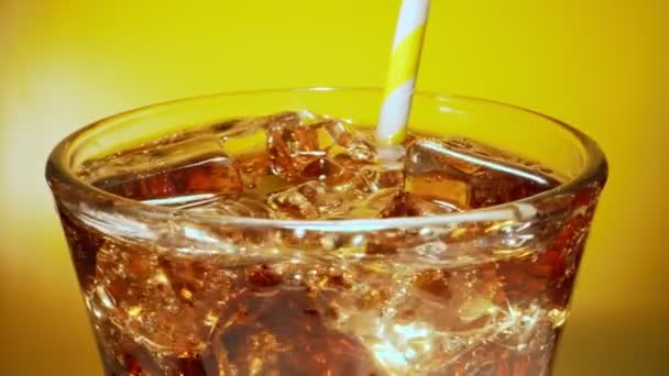 Bicchiere Cola Con Cubetti Ghiaccio — Video Stock