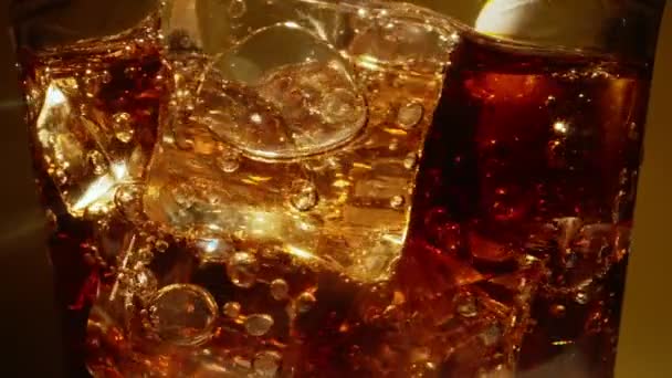 Macro Brote Cola Con Cubitos Hielo — Vídeos de Stock