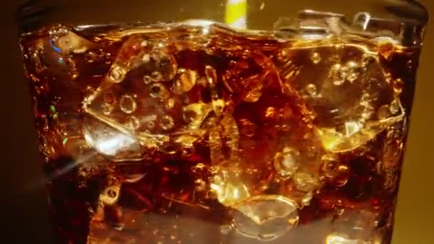 アイスキューブとコーラのマクロ撮影 — ストック動画