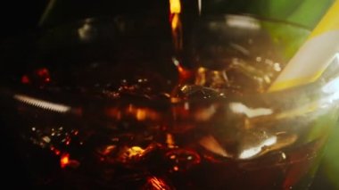 Buzlu kola dökülüyor..