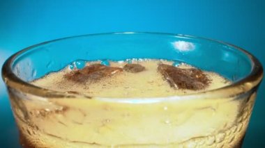 Buzlu kola dökülüyor..