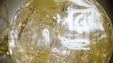 Buz küplü bir kadeh şampanya..