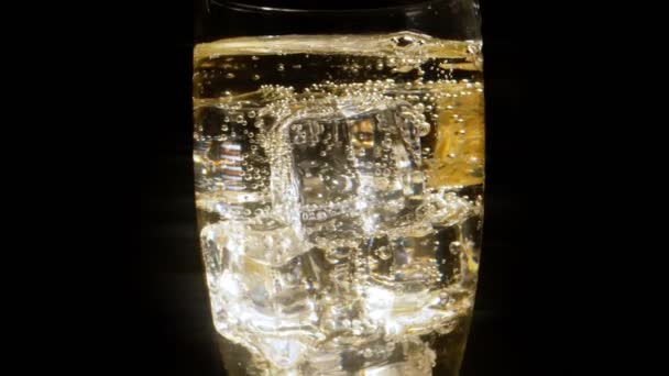 一杯带有冰块的香槟 特写特写 — 图库视频影像