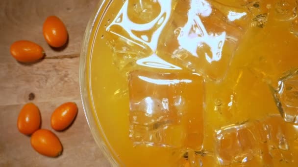 Färsk Apelsinjuice Eller Saft Med Kumquats — Stockvideo